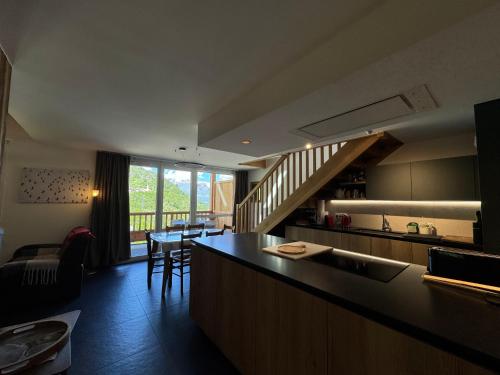 - une cuisine et un salon avec un comptoir et une table dans l'établissement SAINT FE 701C Charmant appartement 6per Sainte Foy Tarentaise, à Sainte-Foy-Tarentaise