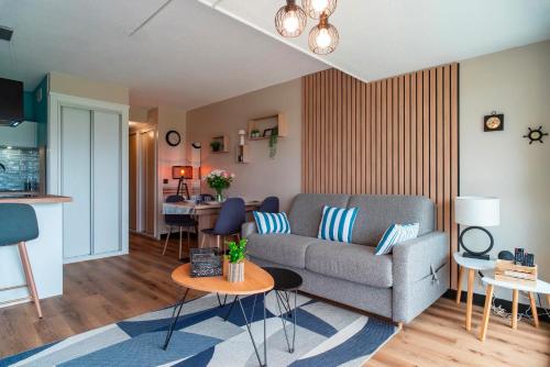 un salon avec un canapé et une table dans l'établissement Le Bleu de Rhuys, à Saint-Gildas-de-Rhuys