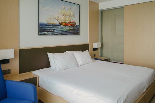 Postel nebo postele na pokoji v ubytování Sea View Standard Room in The Arena Resort Cam Ranh