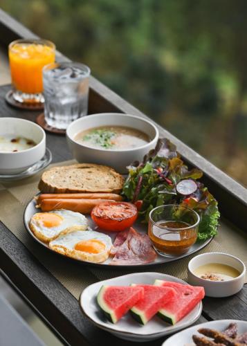 - un plateau de produits pour le petit-déjeuner sur une table dans l'établissement Panora Doichang, à Ban San Pu Loei