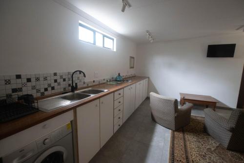 Кухня или мини-кухня в Cottage in Nelspruit
