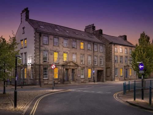 an old building on a city street at night at For Student Only - Cable Street 10 Min Walk to Lancaster Station in Lancaster