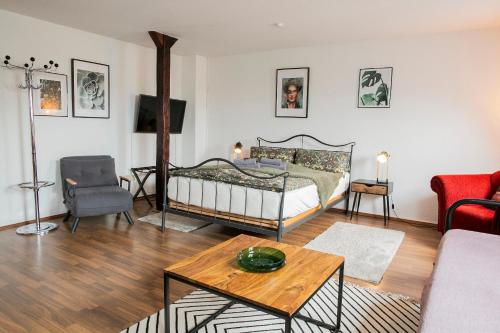 a living room with a bed and a table at Hans & Franz Zimmervermietung in Schwerin