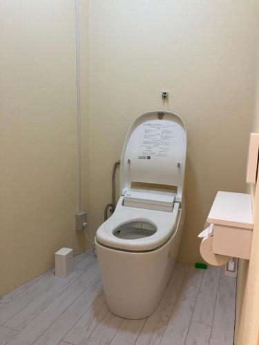 a bathroom with a toilet with the lid up at みどり荘 midorisou in Ishigaki Island