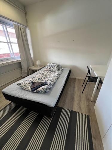 a small bedroom with a bed in a room at Puistotie, Pudasjärvi in Pudasjärvi