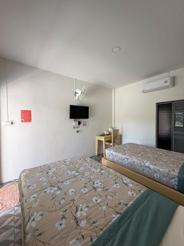 Postel nebo postele na pokoji v ubytování Baan Suan Nam Resort