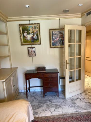 - une chambre avec un bureau et un lit dans l'établissement La Palme studio, à Cannes
