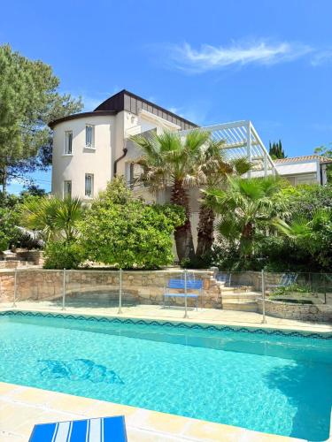 une maison avec une piscine devant une maison dans l'établissement Atlantide - Somptueuse Villa Classée 4 étoiles - Saint-Clair - Vue Exceptionnelle - Piscine, à Sète