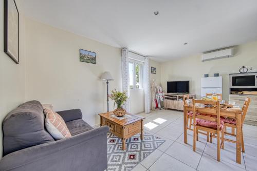 un salon avec un canapé et une table dans l'établissement Au cœur des vignes, à Montagne