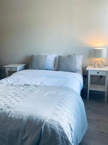 Postel nebo postele na pokoji v ubytování Starlight Apartments, Suite 6, Letterkenny Town