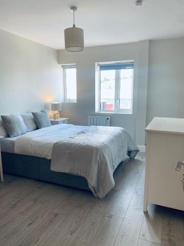 Postel nebo postele na pokoji v ubytování Starlight Apartments, Suite 6, Letterkenny Town