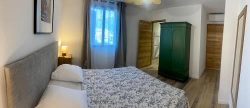 - une chambre avec un lit et une armoire verte dans l'établissement Les chambres du Cap Corse, à Barrettali