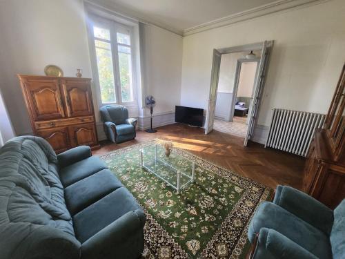 Ein Sitzbereich in der Unterkunft Manoir, vaste parc arboré