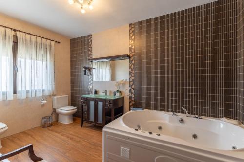 a bathroom with a tub and a toilet and a sink at Callejon Del Pozo in Gálvez