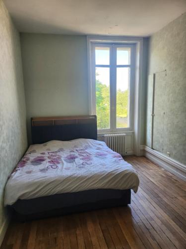 Ein Bett oder Betten in einem Zimmer der Unterkunft Manoir, vaste parc arboré