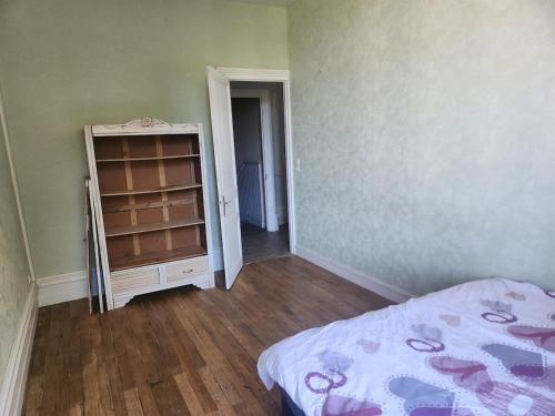 Ein Bett oder Betten in einem Zimmer der Unterkunft Manoir, vaste parc arboré