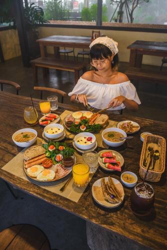 une petite fille assise à une table remplie de nourriture dans l'établissement Panora Doichang, à Ban San Pu Loei
