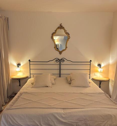 une chambre avec un grand lit avec un miroir au mur dans l'établissement Superbe appartement dans golf 4 étoiles, à Saumane-de-Vaucluse