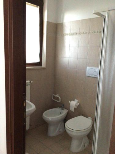 un piccolo bagno con un water e un lavandino di Villa Martina a Vasto