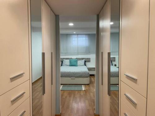 a bedroom with a bed and a large mirror at Apartamento con jardín cerca playa y a 15 min de Plaza Catalunya en tren in Sant Adria de Besos