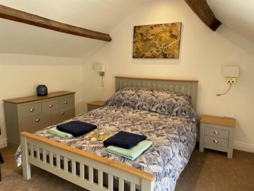 Postel nebo postele na pokoji v ubytování Brock cottage Tideswell newly modernised in heart of Peak District National Park