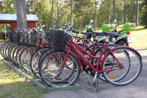 Pyöräilyä majoituspaikan Gröna Uddens Camping alueella tai lähistöllä
