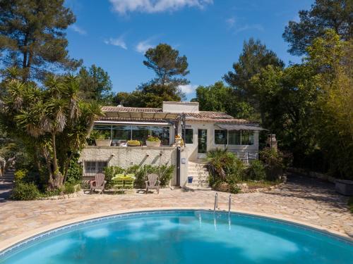 une maison avec une piscine devant une maison dans l'établissement La Porte Du Soleil - Famille - Lac de Saint-Cassien - Calme, à Bagnols-en-Forêt