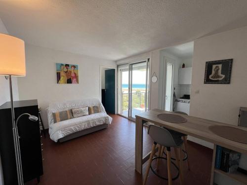 - un salon avec un lit et une table dans l'établissement Appartement T2 4 pers, bord de mer, Port Barcarès - FR-1-81-639, au Barcarès