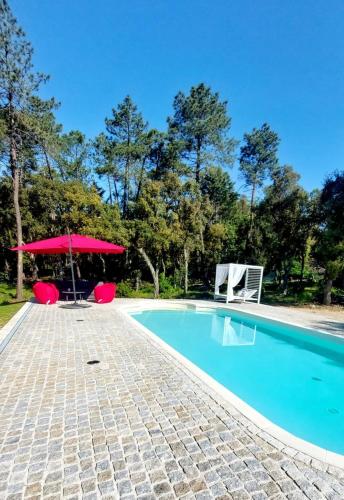 une piscine avec deux chaises et un parasol dans l'établissement Au bonheur de provence, au Muy