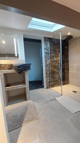 La salle de bains est pourvue d'un lavabo et d'une porte en verre. dans l'établissement Au bonheur de provence, au Muy