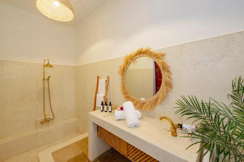 a bathroom with a sink and a mirror at Le mas de l'Ourika, maison d'hôtes in Aït Zat