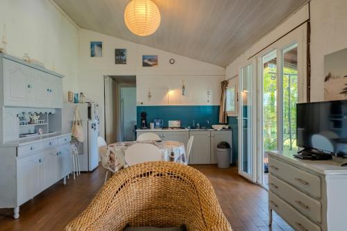une cuisine avec une table et une salle à manger dans l'établissement La Cabane de Manolo, near forest, 2-4 people, à Andernos-les-Bains
