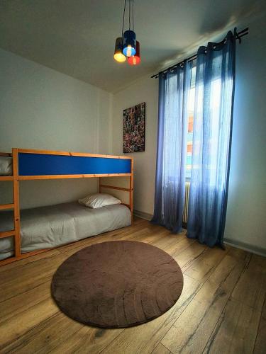 Maison vue sur le Rhône à proximité du portにあるベッド