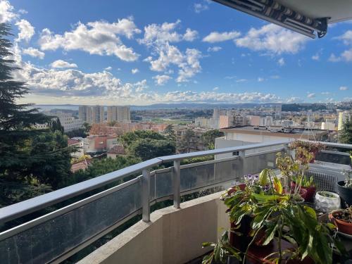 Large 2-room bright sea view near airport