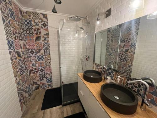 une salle de bain avec deux lavabos et une douche dans l'établissement Large 2-room bright sea view near airport, à Nice