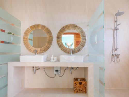 een badkamer met twee wastafels en twee spiegels bij Villa My Zen 4Br Private Pool & Walk to Beach in Chaweng Noi Beach
