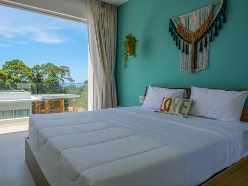 een groot wit bed in een kamer met een groot raam bij Villa My Zen 4Br Private Pool & Walk to Beach in Chaweng Noi Beach