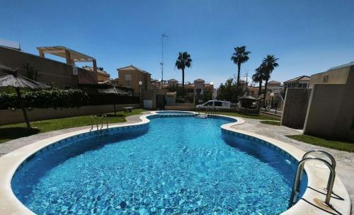 CASA CLARO maison familiale 4 chambres tout confort, jacuzzi privé, piscine commune, quartier résidentiel Los Balcones