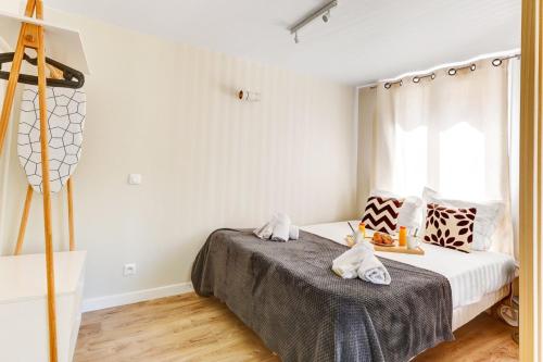 une chambre avec un lit avec deux serviettes dessus dans l'établissement Bluestay 23 - Superb studio in Paris, à Paris