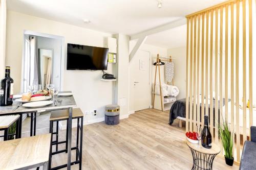 une cuisine et un salon avec une table et des chaises dans l'établissement Bluestay 23 - Superb studio in Paris, à Paris