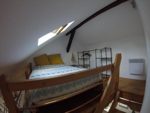 Postel nebo postele na pokoji v ubytování Studio mezzanine des Eaux Vives