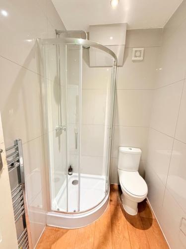un baño con ducha y WC en Spacious 5-Bedroom house close to station, en Londres