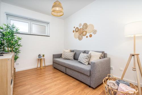 Bright & Spacious Flat w/ Balcony by Host Wise