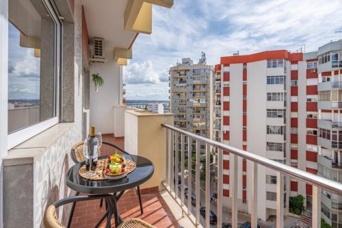 Bright & Spacious Flat w/ Balcony by Host Wise