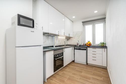 Bright & Spacious Flat w/ Balcony by Host Wise