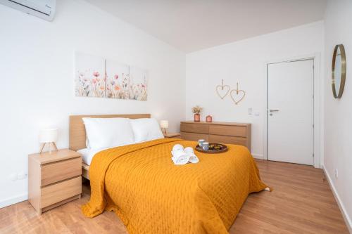 Bright & Spacious Flat w/ Balcony by Host Wise