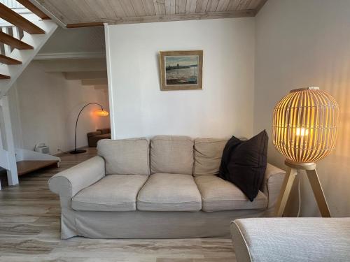 un salon avec un canapé et une lampe dans l'établissement Maison Bretonne rénovée - Plages et centre à pied, à Camaret-sur-Mer