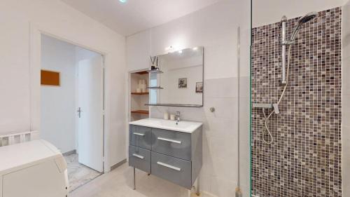 une salle de bain avec un lavabo et une douche dans l'établissement Cosy studio near beaches, à Nice