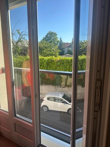Una ventana con vistas a un coche blanco en Joli T2 proche de la gare, en Clermont-Ferrand