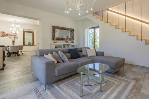 a living room with a couch and a glass table at Villetta Cafaggio, Ac, Wifi, Panzano In Chianti in Castellina in Chianti